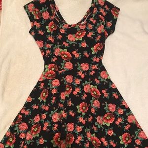 BEAUTIFUL FLORAL DRESS!